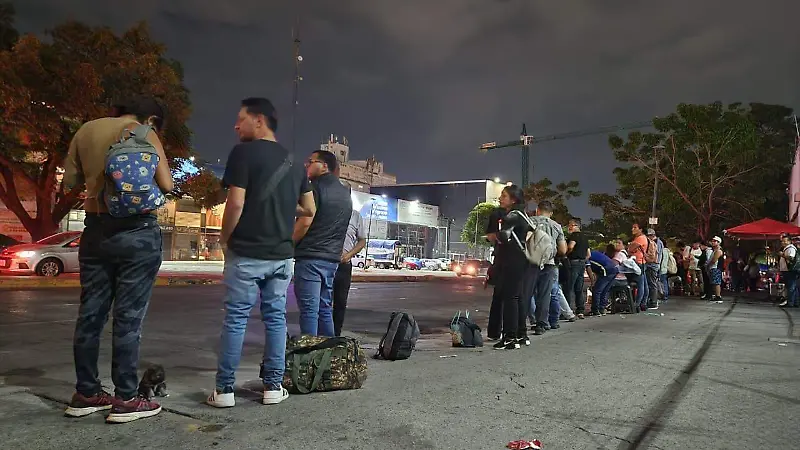 Usuarios esperan a oscuras el transporte público 1